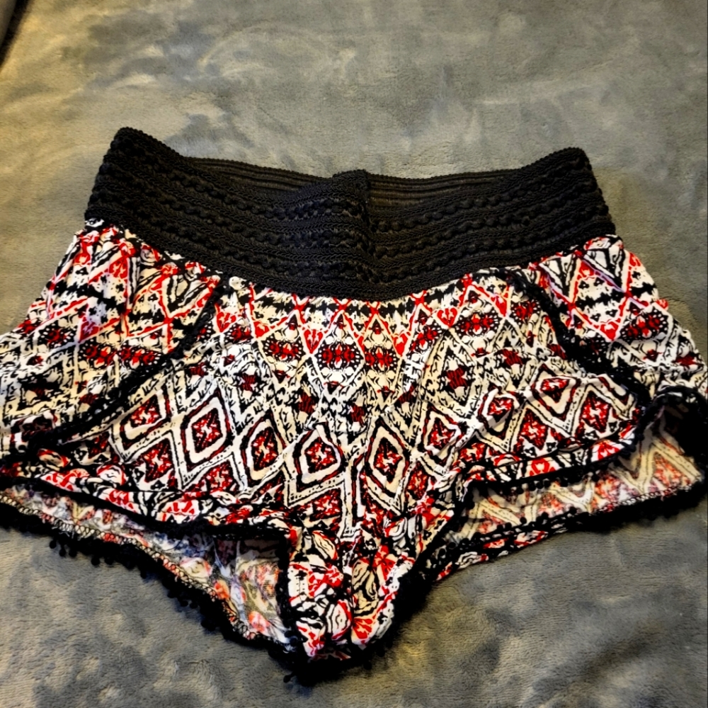 No Boundries Shorts Size M, Colorful with Elastic Black Band